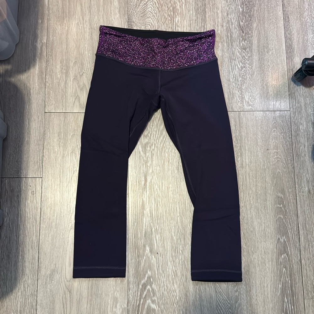 LULULEMON • Reversible Cropped Wunder Under Leggings • Size 6 • Purple / Black